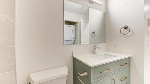102-3533 Carrington Road, West Kelowna, BC - Indoor Photo Showing Bathroom