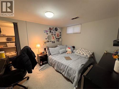 Recessed window with blinds, overhead flush-mount lighting, and soft grey wall finishes - 105 Marshall Street, Waterloo, ON 