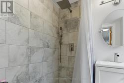 Tastefully updated 3-pc bathroom - 