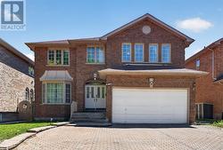 15 LISA CRESCENT Richmond Hill, ON L4B 3J4