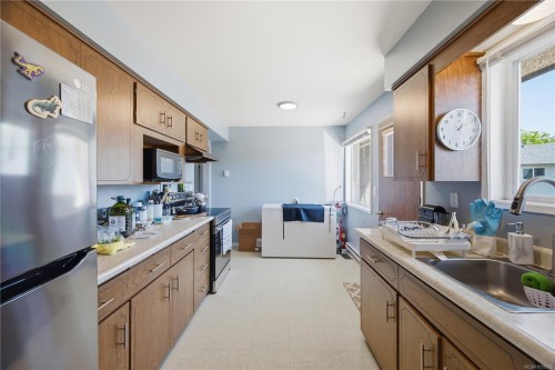 3971 Cedarwood St, Saanich, BC 