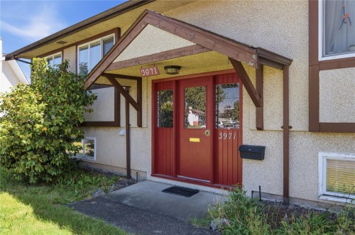 3971 Cedarwood St, Saanich, BC 