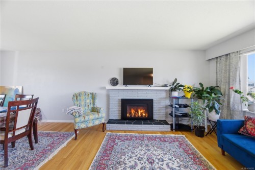 3971 Cedarwood St, Saanich, BC 