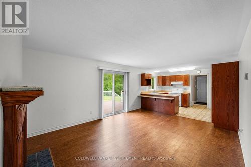 Open concept kitchen/family room, breakfast bar - 42 Berry Park Lane, Rideau Lakes, ON 