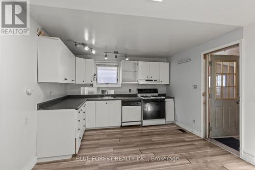 208 Maitland Street, London East (East K), ON - Indoor Photo Showing Kitchen