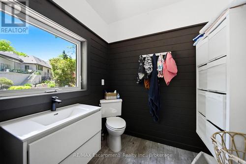 3205 Highpoint Court, Burlington, ON - Indoor Photo Showing Bathroom