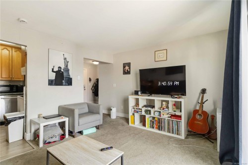 #302-904 Hillside Ave, Victoria, BC - Indoor Photo Showing Living Room
