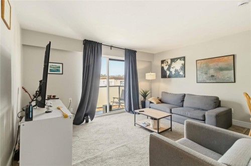 #302-904 Hillside Ave, Victoria, BC - Indoor Photo Showing Living Room