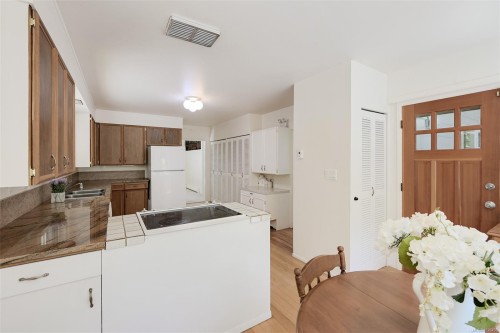 1495 Lands End Rd, North Saanich, BC 