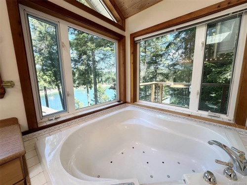 165 Ontario Pl, Salt Spring, BC 