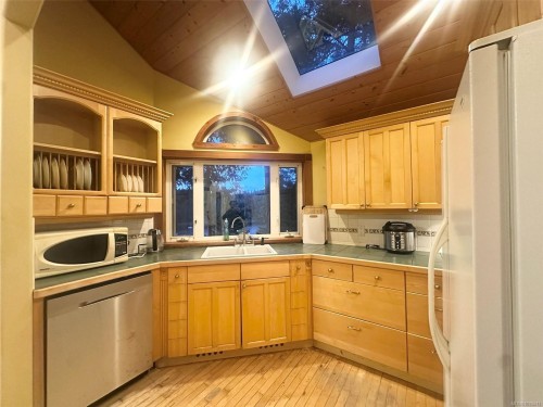 165 Ontario Pl, Salt Spring, BC 