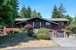 611 Crestview Dr Comox, BC V9M 3E6