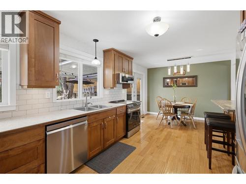 1675 Springhaven Place Place, Kamloops, BC - Indoor Photo Showing Kitchen With Double Sink