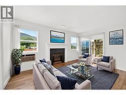 STAGED picture Living room - 