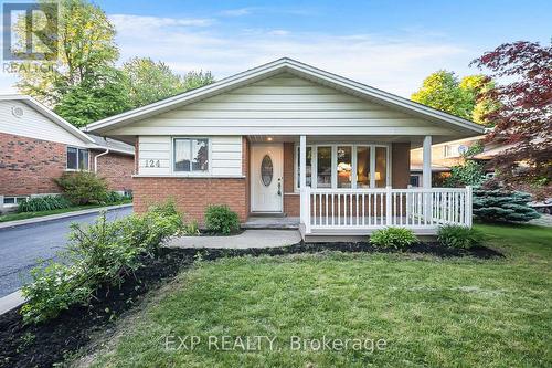 124 DUNSMERE DRIVE  Kitchener, ON N2E 1V7
