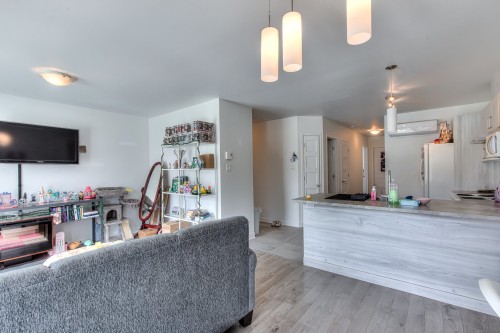 Salon - 203-9005 Rue Du Tisserand, Mirabel, QC 