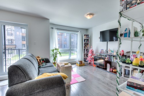 Salon - 203-9005 Rue Du Tisserand, Mirabel, QC 