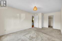 Primary Bedrm w/walk-in closet & 5 pc semi-ensuite - 