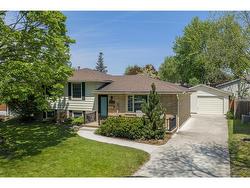 1052 CAMELOT Crescent Sarnia, ON N7S 3L3