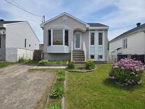 1031 31e Avenue  Laval (Fabreville), QC H7R 4P2