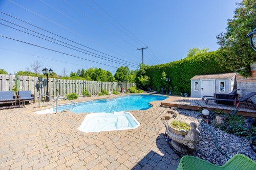 Piscine - 16 Rue Labrèche, Kirkland, QC 