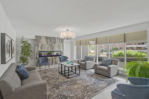 1011-40 William Roe Boulevard, Newmarket, ON - Indoor Photo Showing Living Room With Fireplace