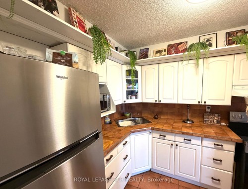 1011-40 William Roe Boulevard, Newmarket, ON - Indoor Photo Showing Kitchen With Double Sink
