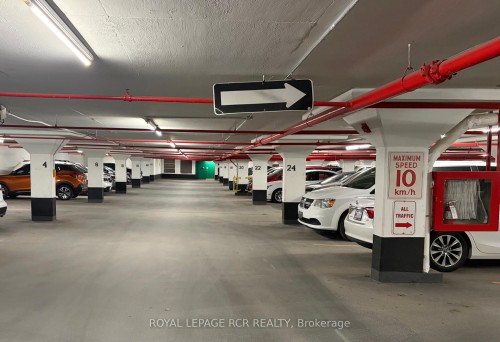 1011-40 William Roe Boulevard, Newmarket, ON - Indoor Photo Showing Garage