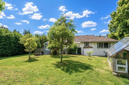 3803 Merriman Dr, Saanich, BC 