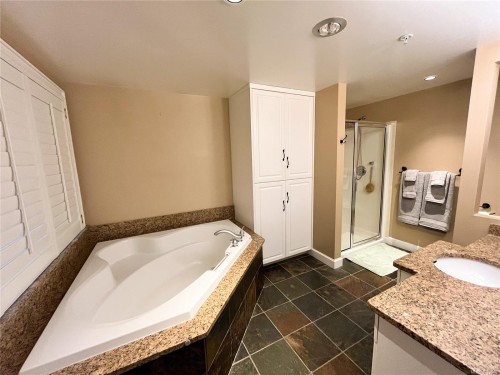 #206-2326 Harbour Rd, Sidney, BC 