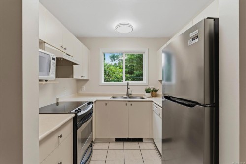 #112-894 Vernon Ave, Saanich, BC 