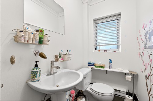 Salle d'eau - 574 Av. Abercorn, Mont-Royal, QC 