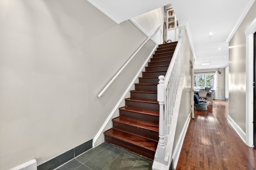 Escalier - 574 Av. Abercorn, Mont-Royal, QC 