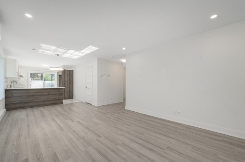 Salon - 116  - 128 Rue Des Échevins, Saint-Jean-Sur-Richelieu, QC 