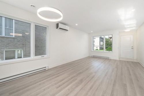 Salon - 116  - 128 Rue Des Échevins, Saint-Jean-Sur-Richelieu, QC 