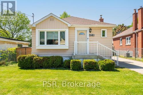 420 UPPER GAGE AVENUE  Hamilton, ON L8V 4H9