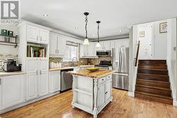 Kitchen with island - 