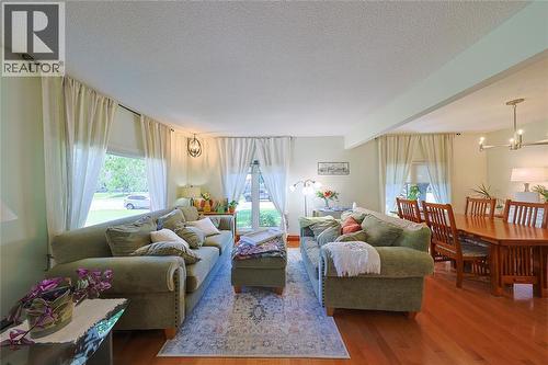 22 Turner Drive, Sarnia, ON - Indoor Photo Showing Living Room