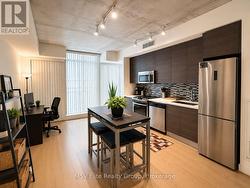 426 - 111 BATHURST STREET Toronto, ON M5V 2R1