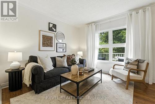 236 Cope Street, Hamilton, ON - Indoor Photo Showing Living Room
