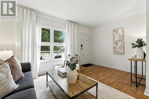236 Cope Street, Hamilton, ON - Indoor Photo Showing Living Room
