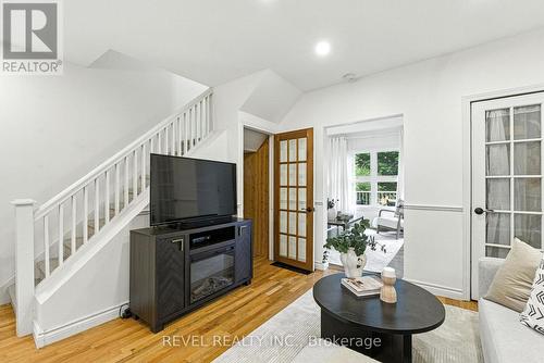 236 Cope Street, Hamilton, ON - Indoor Photo Showing Living Room
