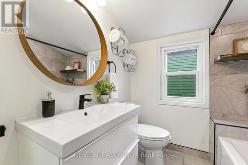 236 Cope Street, Hamilton, ON - Indoor Photo Showing Bathroom