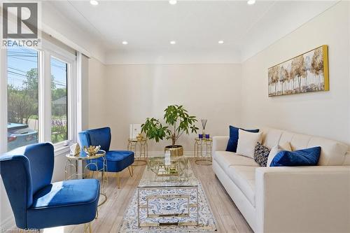 205 Dumbarton Avenue, Hamilton, ON - Indoor Photo Showing Living Room