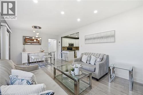 205 Dumbarton Avenue, Hamilton, ON - Indoor Photo Showing Living Room