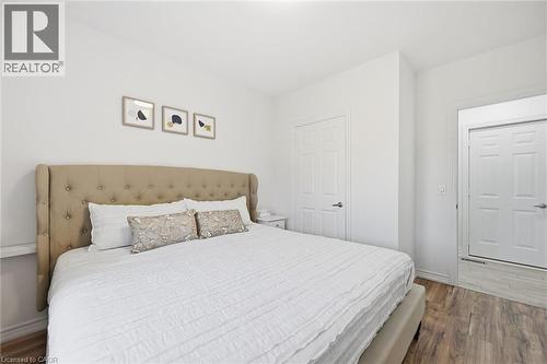205 Dumbarton Avenue, Hamilton, ON - Indoor Photo Showing Bedroom