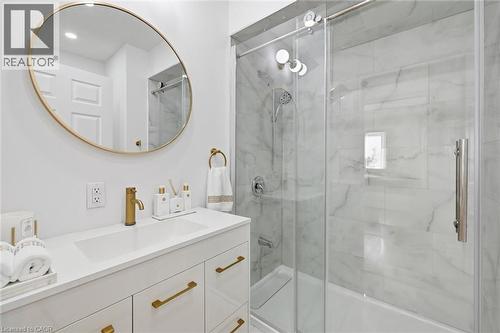 205 Dumbarton Avenue, Hamilton, ON - Indoor Photo Showing Bathroom