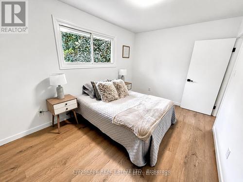 39 Carousel Avenue, Hamilton, ON - Indoor Photo Showing Bedroom