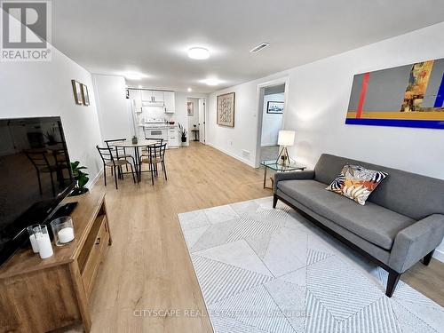 39 Carousel Avenue, Hamilton, ON - Indoor Photo Showing Living Room