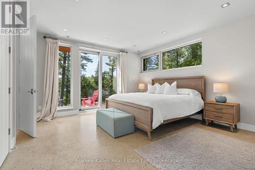 Main floor primary bedroom with 3pc ensuite - 43 Houston Lane, Seguin, ON 